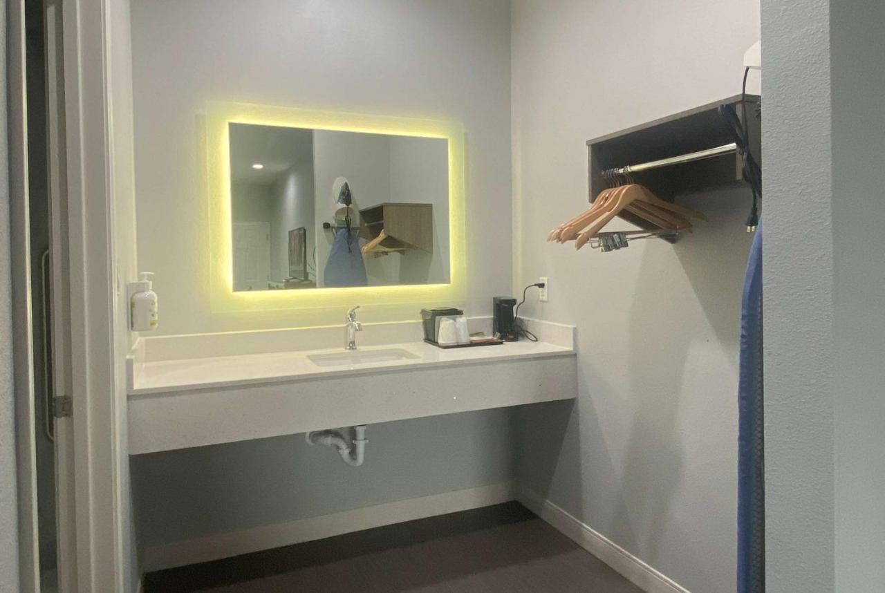 Baymont By Wyndham Freeport Texas Hotel Ngoại thất bức ảnh