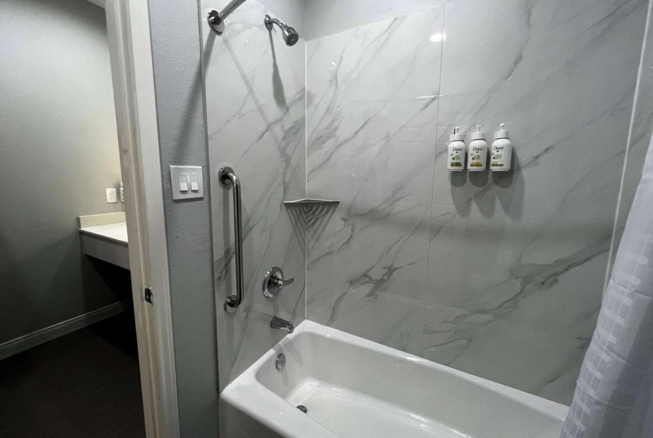 Baymont By Wyndham Freeport Texas Hotel Ngoại thất bức ảnh
